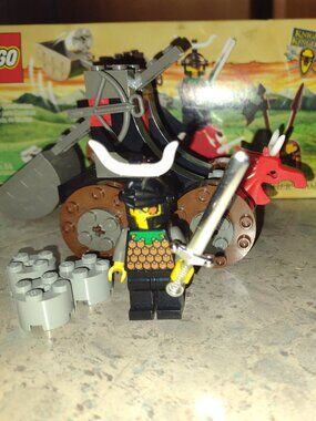 Like new Lego Catapult Crusher, Knights Kingdom in orignal box, retired